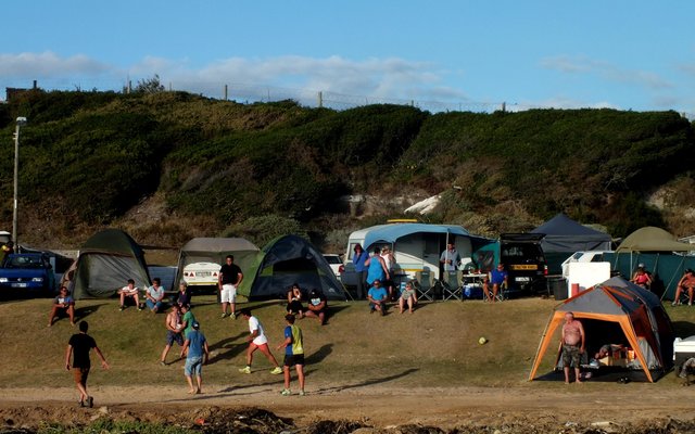 'n Bedrywige Gansbaai Karavaanpark gedurende die vakansieseisoen 
